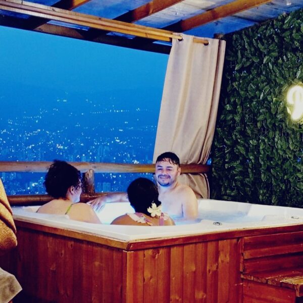 80fa3e2a-b4c5-4ba6-9b17-2efe570a2400-1